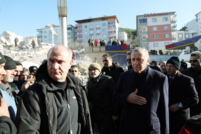 &copy; Reuters. Le président turc Tayyip Erdogan rencontre des personnes à la suite d'un tremblement de terre meurtrier à Kahramanmaras, en Turquie. /Photo prise le 8 février 2023/REUTERS/Bureau de presse présidentiel