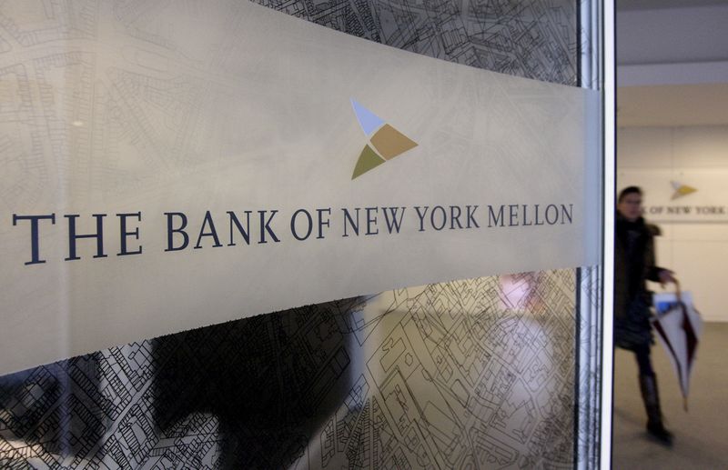 &copy; Reuters. FILE PHOTO: A woman walks past a logo at the office of the Bank of New York Mellon in Brussels, February 25, 2010.     REUTERS/Sebastien Pirlet  (