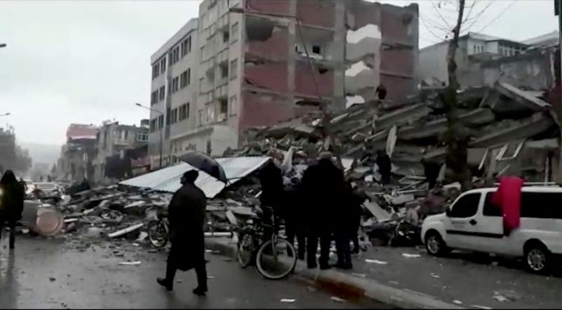 &copy; Reuters. منظر الدمار في أعقاب زلزال في إقليم أديامان في جنوب شرق تركيا في السادس من فبراير شباط 2023 في صورة من مقطع مصور حصلت عليه رويترز من وزارة الدا