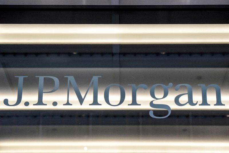 JPMorgan to hire more than 500 small-business bankers over 2 years