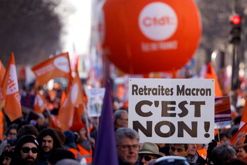 &copy; Reuters. FOTO DE ARCHIVO: Un manifestante sostiene una pancarta en la que se lee "No a las pensiones de Macron" en París como parte del tercer día de huelga nacional y protestas en Francia. 7 de febrero, 2023. REUTERS/Christian Hartmann/Archivo