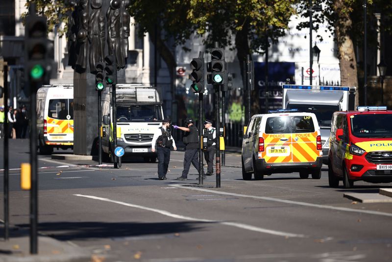 &copy; Reuters. أفراد الشرطة من الشرطة يمارسون عملهم بعد العثور على طرد مشبوه في لندن يوم يوم 18 أكتوبر تشرين الأول 2022. تصوير: هنري نيكولز - رويترز.