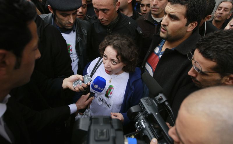 © Reuters. الناشطة الجزائرية أميرة بوراوي تتحدث مع الصحفيين في صوة من أرشيف رويترز.