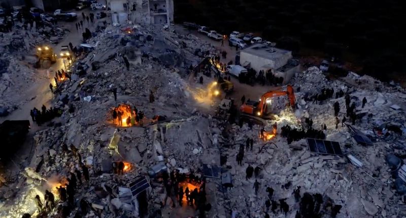 &copy; Reuters. أشخاص يبحثون وسط حطام مباني منهارة في أعقاب زلزال في إدلب يوم السادس من فبراير شباط 2023 في صورة من مقطع مصور. صورة لرويترز من منظمة الخوذ البي
