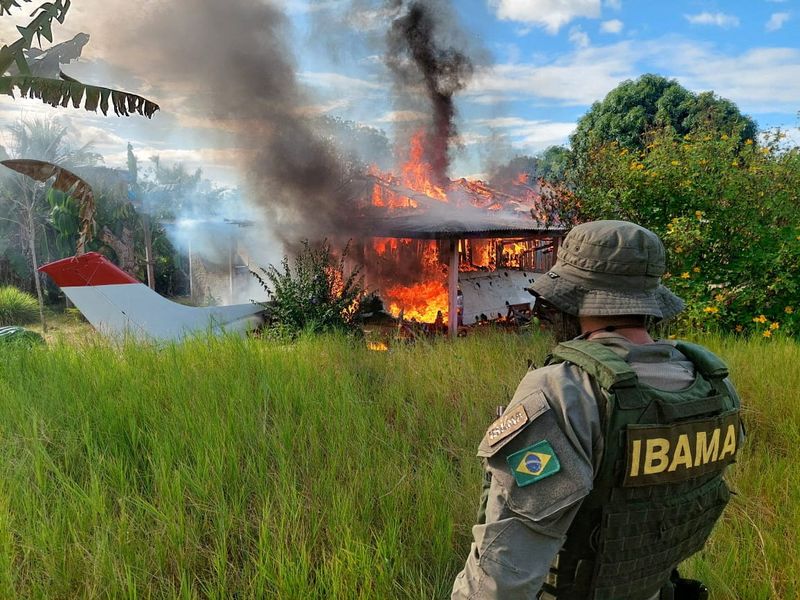 &copy; Reuters. Agente do Ibama acompanha destruição de avião e hangar de garimpeiros em operação conjunta com a Funai contra garimpo ilegal na Terra Yanomami, em Roraima
06/02/2023
IBAMA/Divulgação via REUTERS