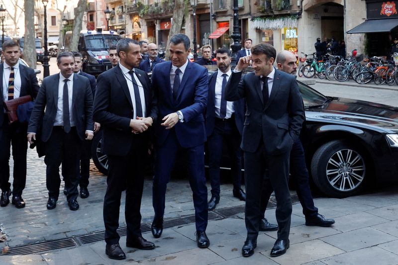 &copy; Reuters. FILE PHOTO: Spain's Prime Minister Pedro Sanchez and French President Emmanuel Macron arrive to Picasso Museum after Spain-France summit in Barcelona, Spain, January 19, 2023. REUTERS/Albert Gea/File Photo
