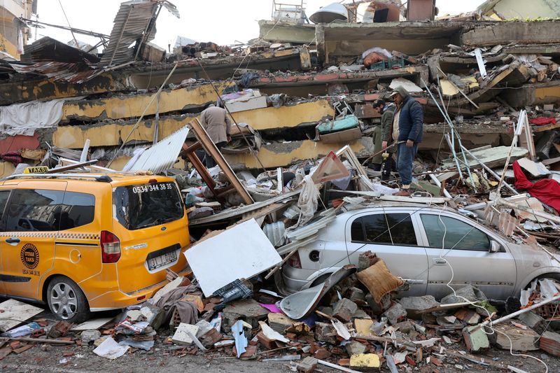 &copy; Reuters. ６日に発生した大規模地震で多数の死者が出ているトルコで８日、ツイッターが制限されたと、インターネットサービスの障害を監視するネットブロックスが発表した。写真は２月８日、ト