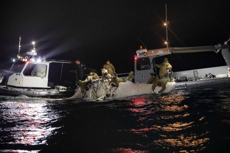 © Reuters. Sailors assigned to Explosive Ordnance Disposal Group 2 recover a suspected Chinese high-altitude surveillance balloon that was downed by the United States over the weekend over U.S. territorial waters off the coast of Myrtle Beach, South Carolina, U.S., February 5, 2023. U.S. Fleet Forces/U.S. Navy photo/Handout via REUTERS