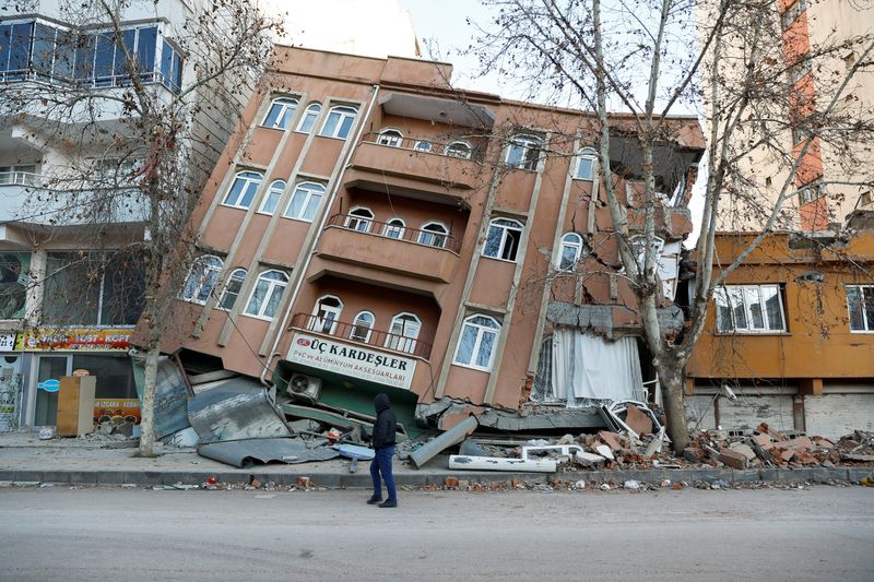 &copy; Reuters. Un bâtiment partiellement effondré, à la suite du tremblement de terre meurtrier, à Pazarcik, Turquie. /Photo prise le 9 février 2023/REUTERS/Suhaib Salem