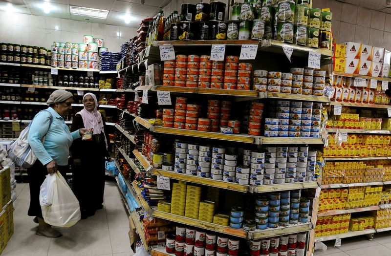 &copy; Reuters. Two Egyptian women shopping in a supermarket in Cairo, Egypt, December 1, 2019. REUTERS/Shokry Hussien/Files