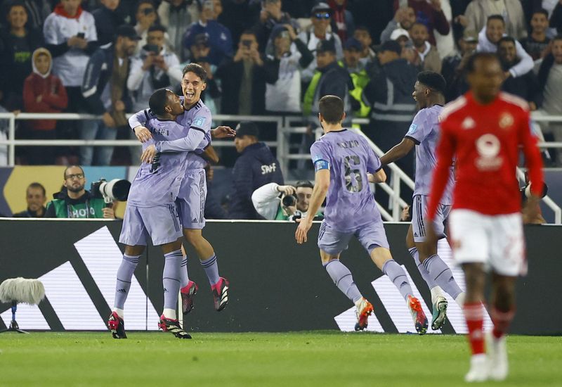 &copy; Reuters. El futbolista Sergio Arribas celebra con su compañero David Alaba tras marcar el cuarto gol del Real Madrid al Al Ahly en el encuentro de semifinales del Mundial de Clubes disputado por ambos equipos en el estadio Príncipe Moulay Abdellah de Rabat, Marr