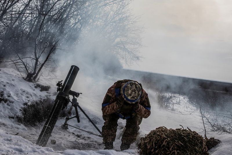 © Reuters. A Ukrainian service member fires a mortar towards Russian troops in frontline near the Vuhledar town, amid Russia's attack on Ukraine, in Donetsk region, Ukraine February 7, 2023. REUTERS/Yevhenii Zavhorodnii