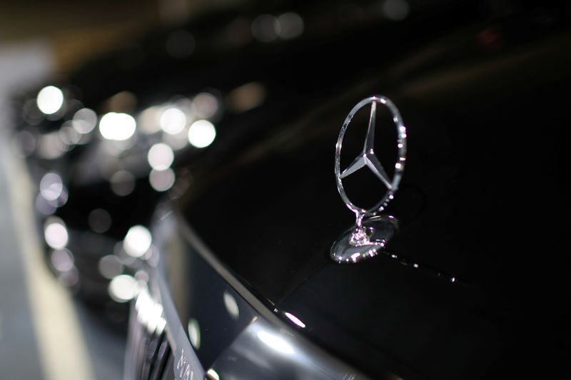 &copy; Reuters. FOTO DE ARCHIVO: El logotipo de Mercedes-Benz en un automóvil de la empresa en Nanterre, Francia, el 2 de julio de 2020. REUTERS/Gonzalo Fuentes
