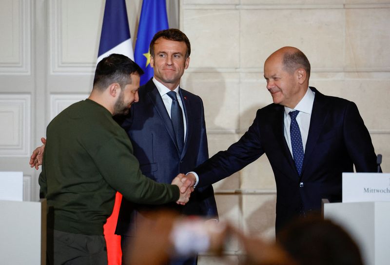 &copy; Reuters. Il presidente ucraino Volodymyr Zelenskiy e il cancelliere tedesco Olaf Scholz si stringono la mano durante una dichiarazione congiunta con il presidente francese Emmanuel Macron, all'Eliseo di Parigi, Francia, 8 febbraio 2023. REUTERS/Sarah Meyssonnier/P