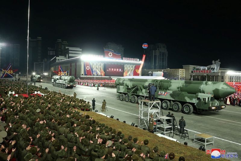 &copy; Reuters. صورايخ خلال عرض عسكري للاحتفال بالذكرى الخامسة والسبعين لتأسيس الجيش الكوري الشمالي في بيونجيانج يوم الأربعاء. صورة حصلت عليها رويترز من و