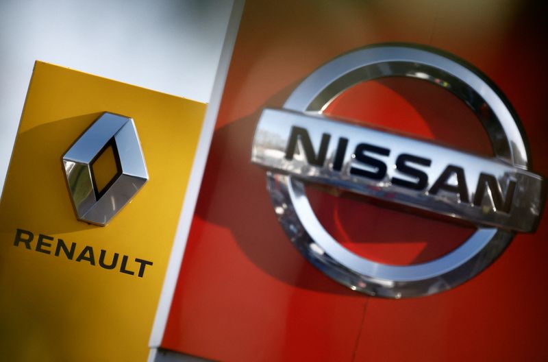&copy; Reuters. FILE PHOTO: The logos of car manufacturers?Nissan?and Renault are seen in front of dealerships of the companies in Saint-Nazaire, France, February 6, 2023. REUTERS/Stephane Mahe