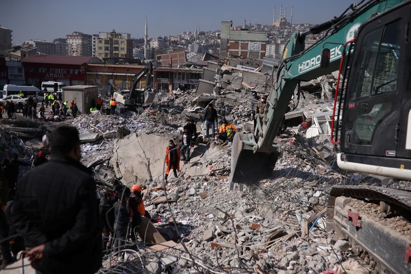 &copy; Reuters. Des sauveteurs continuent de rechercher des victimes et des survivants piégés sous les décombres à la suite du tremblement de terre à Kahramanmaras, en Turquie. /Photo prise le 9 février 2023/REUTERS/Stoyan Nenov