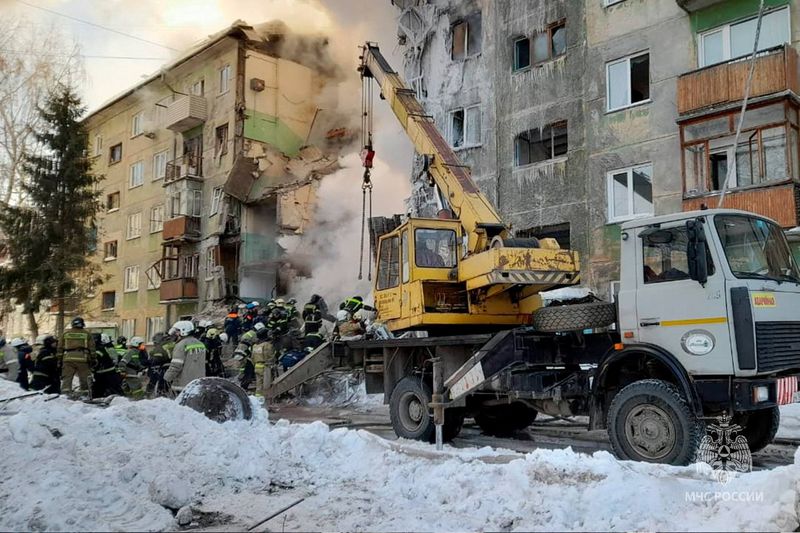 &copy; Reuters. Rescuers remove the rubble of a five-floor residential building heavily damaged in a gas explosion in Novosibirsk, Russia February 9, 2023. Russian Emergencies Ministry/Handout via REUTERS 