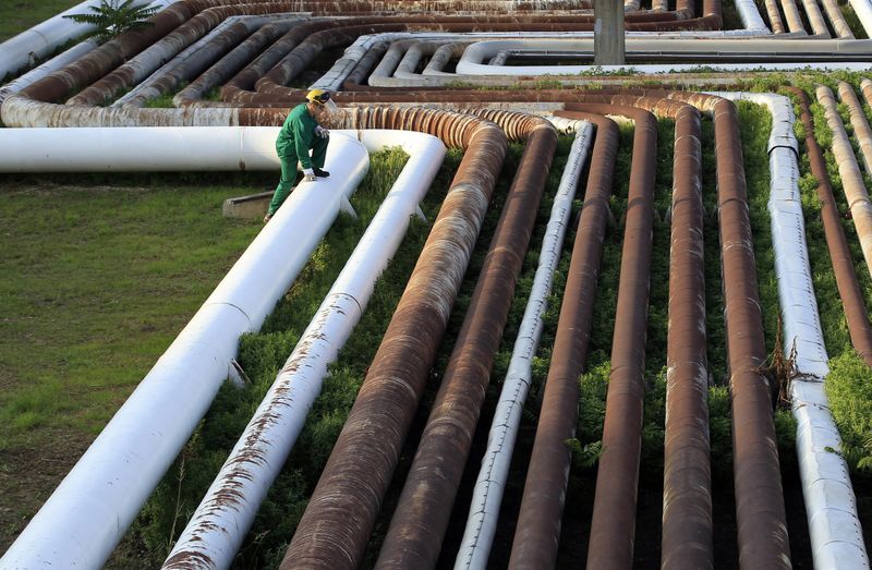 &copy; Reuters. FILE PHOTO: An employee walks on top of pipelines at Hungarian oil and gas group MOL's main Duna (Danube) refinery in Szazhalombatta October 14, 2013. Picture taken October 14, 2013.  REUTERS/Laszlo Balogh/File Photo