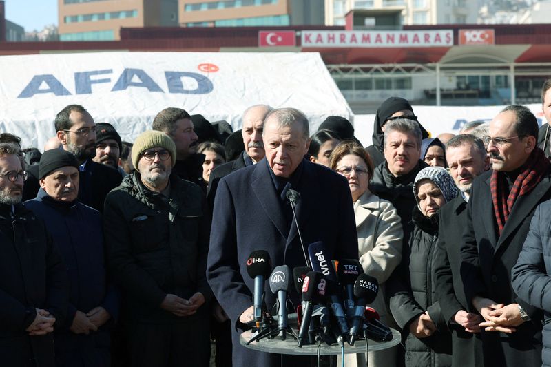 &copy; Reuters. الرئيس التركي رجب طيب أردوغان يتحدث إلى وسائل الإعلام في منطقة كهرمان مرعش يوم الأربعاء. صورة لرويترز من المكتب الإعلامي للرئاسة التركية. ي
