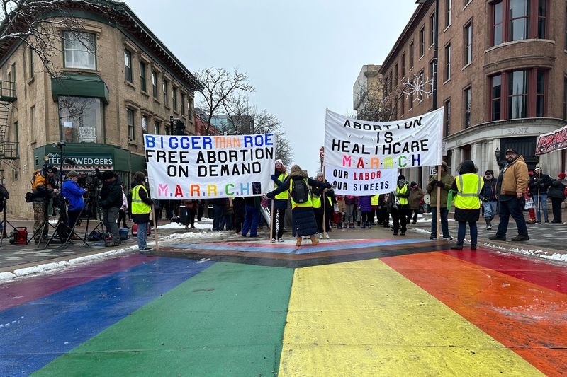 &copy; Reuters. Pro-abortion demonstrators march to the State Capitol to mark the 50th anniversary of Roe v. Wade, the Supreme Court decision that had established a right to abortion until it was overturned last year, in Madison, Wisconsin, U.S. January 22, 2023.  REUTER