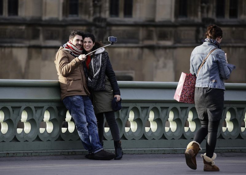 &copy; Reuters. FOTO DE ARCHIVO: La gente toma una foto usando un palo "selfie" en el puente de Westminster en Londres 10 de enero 2015.    REUTERS/Kevin Coombs 