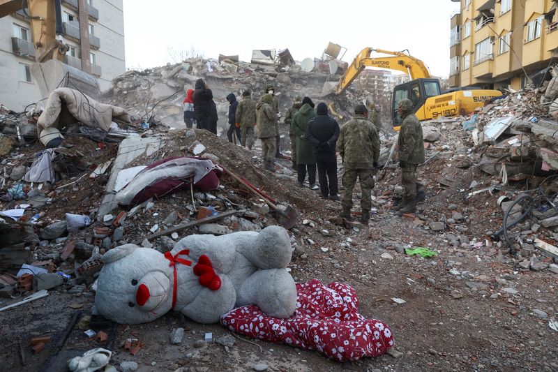 &copy; Reuters. رجال إنقاذ يعملون في موقع مبنى منهار جراء الزلزال بمنطقة كهرمان مرعش في تركيا يوم الأربعاء. تصوير: رونين زفولون – رويترز.