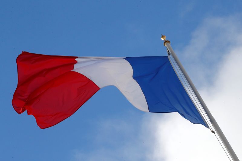 &copy; Reuters. علم فرنسا يرفرف على قصر الإليزيه في باريس. صورة من أرشيف رويترز.