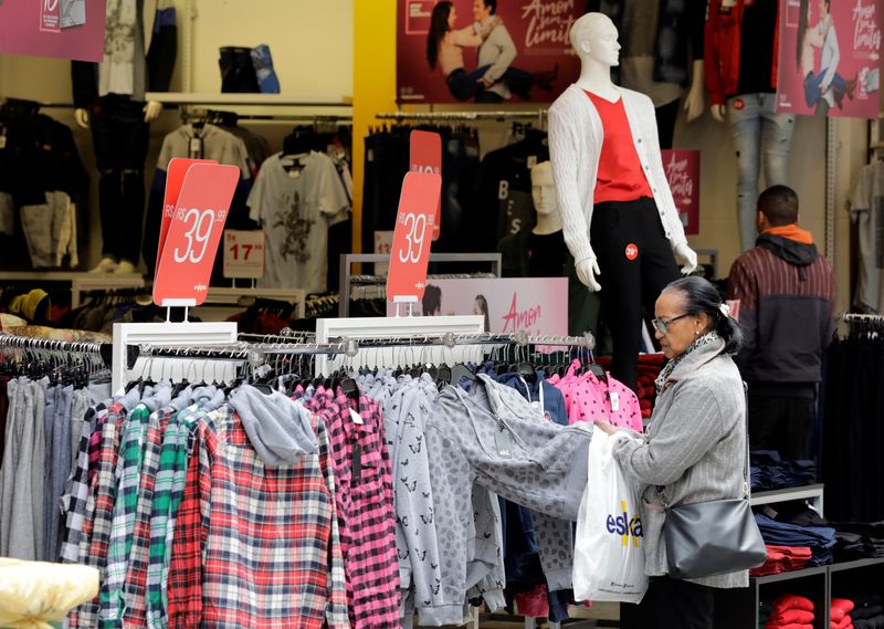 &copy; Reuters. FOTO DE ARCHIVO: Un consumidor revisa ropa en una tienda en el centro de Sao Paulo, Brasil. 8 de junio, 2018. REUTERS/Paulo Whitaker/Archivo