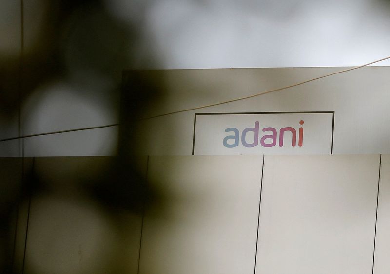 &copy; Reuters.  Le logo du groupe Adani sur l'un de ses bâtiments à Ahmedabad, en Inde. /Photo prise le 27 janvier 2023/REUTERS/Amit Dave