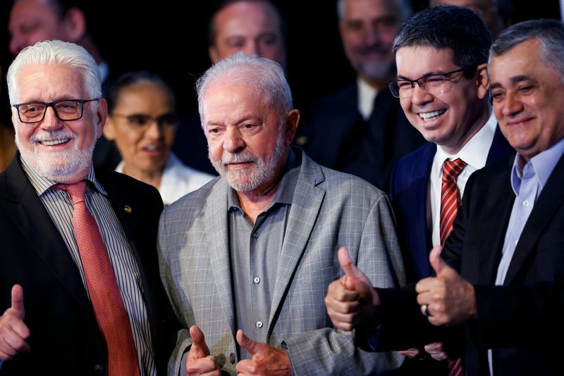 &copy; Reuters. Guimarães (primeiro à direita), ao lado de Lula e outros líderes do governo no Congresso
29/12/2022
REUTERS/Adriano Machado