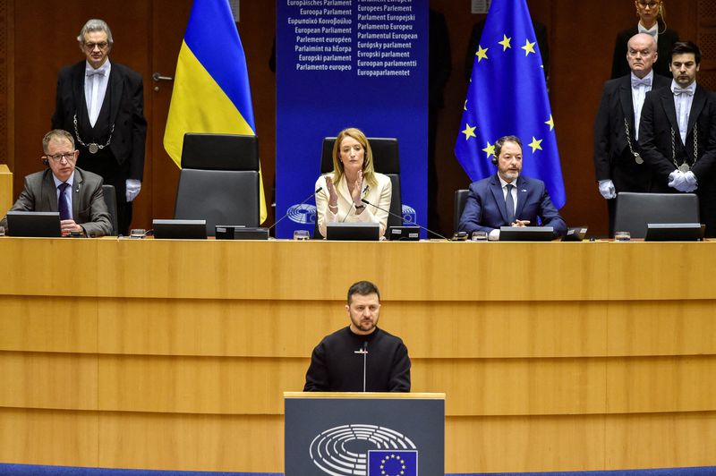 © Reuters. European Parliament President Roberta Metsola claps behind Ukrainian President Volodymyr Zelenskiy at the European Parliament during his address, amid Zelenskiy's second international trip since Russia's invasion of Ukraine, in Brussels, Belgium February 9, 2023. Eric Vidal/European Union 2023/Handout via REUTERS 