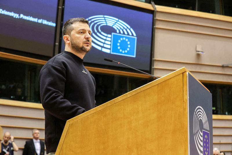 © Reuters. Le président ukrainien Volodymyr Zelenskiy s'adresse au Parlement européen à Bruxelles, en Belgique. /Photo prise le 9 février 2023/REUTERS/Alain Rolland