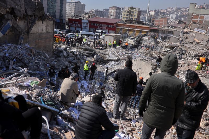 &copy; Reuters. أشخاص يتجمعون بينما يواصل عمال الإنقاذ البحث عن الضحايا والناجين تحت الأنقاض في كهرمان مرعش يوم الخميس عقب الزلزال المدمر الذي ضرب تركيا. ت