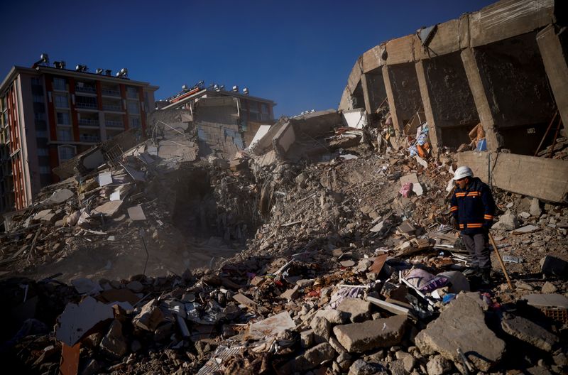 &copy; Reuters. A person stands amidst rubble in the aftermath of a deadly earthquake in Kirikhan, Turkey February 9, 2023. REUTERS/Guglielmo Mangiapane