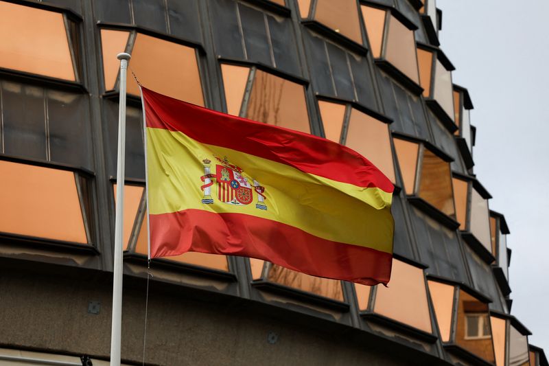 &copy; Reuters. FOTO DE ARCHIVO: Una bandera española frente al Tribunal Constitucional en Madrid, España, el 29 de diciembre de 2022. REUTERS/Violeta Santos Moura