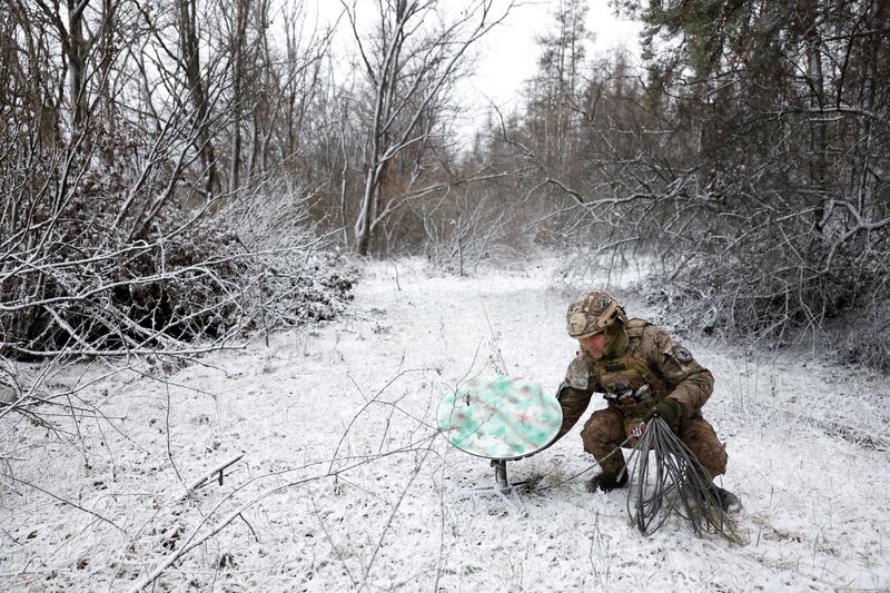 &copy; Reuters. Un soldat ukrainien déconnecte son Starlink pendant le cessez-le-feu annoncé par la Russie durant la période du Noël orthodoxe, sur la ligne de front de Kreminna, en Ukraine, le 6 janvier 2023. /REUTERS/Clodagh Kilcoyne