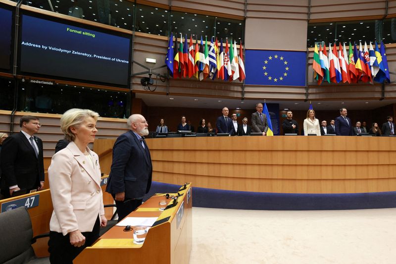 &copy; Reuters. La presidenta de la Comisión Europea, Ursula von der Leyen, y el vicepresidente ejecutivo, Frans Timmermans, junto a la presidenta del Parlamento Europeo, Roberta Metsola, y el presidente ucraniano, Volodímir Zelenski, en el Parlamento Europeo, durante 