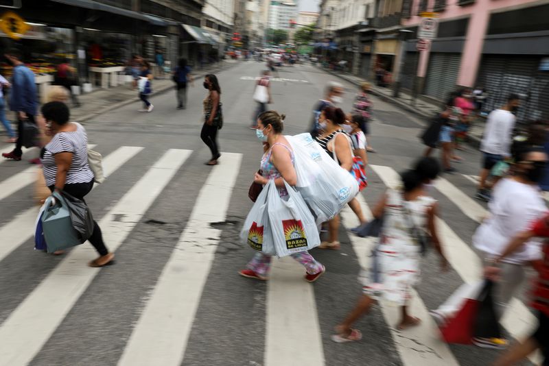 &copy; Reuters. FILE PHOTO: People walk in a popular shopping street before Christmas, amid the coronavirus disease (COVID-19) outbreak, in Rio de Janeiro, Brazil, December 23, 2020. REUTERS/Pilar Olivares/File Photo