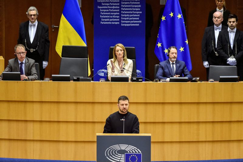 &copy; Reuters. Il presidente ucraino Volodymyr Zelenskiy pronuncia un discorso al Parlamento europeo durante, Bruxelles, Belgio, 9 febbraio 2023. Eric Vidal/European Union 2023/Handout via REUTERS