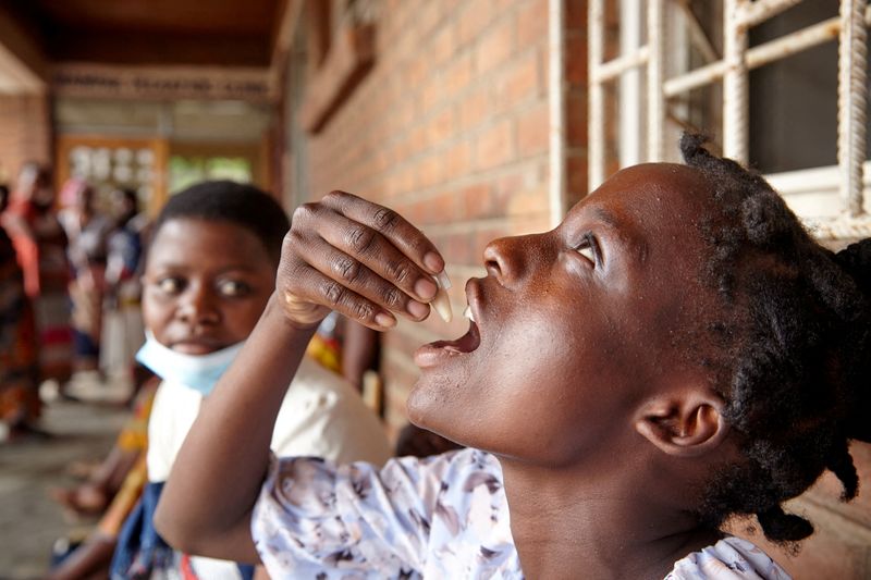 &copy; Reuters. فتاة تدعي إليزا تانجوي 18 عامًا تتناول جرعة من لقاح الكوليرا الفموي في مركز صحي استجابة لتفشي الكوليرا  الأخير في بلانتاير بمالاوي يوم 16 نوفم