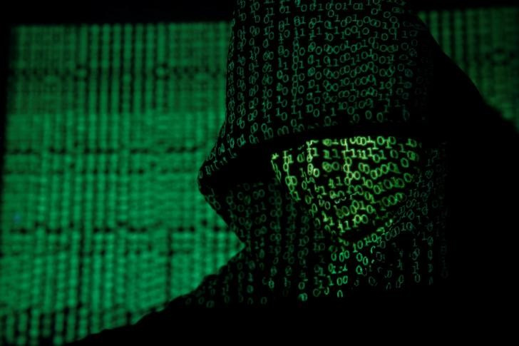 &copy; Reuters. Ilustración fotográfica de un código cibernético proyectado sobre una persona encapuchada. 13 mayo 2017. REUTERS/Kacper Pempel