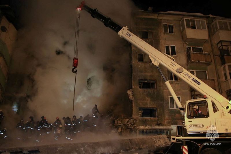 © Reuters. Rescuers remove the rubble of a five-floor residential building heavily damaged in a gas explosion in Novosibirsk, Russia February 9, 2023. Russian Emergencies Ministry/Handout via REUTERS 