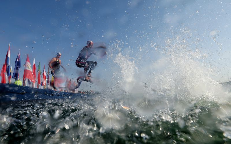 &copy; Reuters. Atletas em ação durante a final feminina de 25 km do Campeonato Mundial da Fina --Águas Abertas--, no lago Lupa, Budapeste, Hungria 
30/06/2022
REUTERS/Antonio Bronic