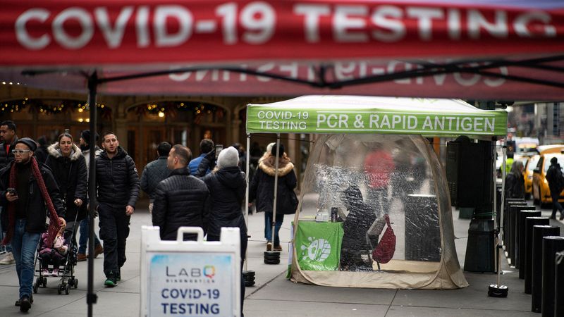 &copy; Reuters. FILE PHOTO: People walk next to coronavirus disease (COVID-19) testing sites in New York City, New York, U.S., December 12, 2022. REUTERS/Eduardo Munoz