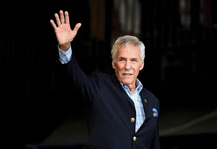 &copy; Reuters. Imagen de archivo del cantante y compositor Burt Bacharach durante un concierto en el Festival de Glastonbury, Reino Unido. 27 junio 2015. REUTERS/Dylan Martinez