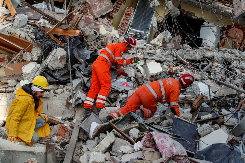 &copy; Reuters. Miembros de un equipo de búsqueda y rescate trabajan en el lugar de un edificio derrumbado, mientras continúa la búsqueda de supervivientes, tras un terremoto mortal, en Hatay, Turquía. 9 de febrero, 2023. REUTERS/Kemal Aslan