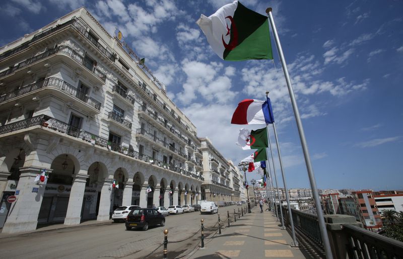 &copy; Reuters. Les drapeaux algérien et français, à Alger. /Photo prise le 25 août 2022/REUTERS/Ramzi Boudina