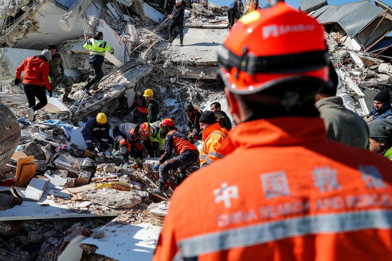 © Reuters. Des hommes travaillent sur le site de bâtiments effondrés, alors que la recherche de survivants se poursuit, à la suite d'un tremblement de terre meurtrier à Hatay, en Turquie. /Photo prise le 9 février 2023/REUTERS/Kemal Aslan