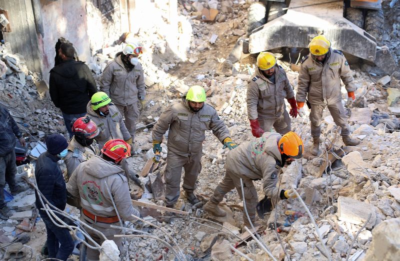 &copy; Reuters. Rescatistas buscan sobrevivientes en el sitio de un edificio colapsado, tras un terremoto, en Latakia, Siria. 9 de febrero de 2023. REUTERS/Yamam al Shaar